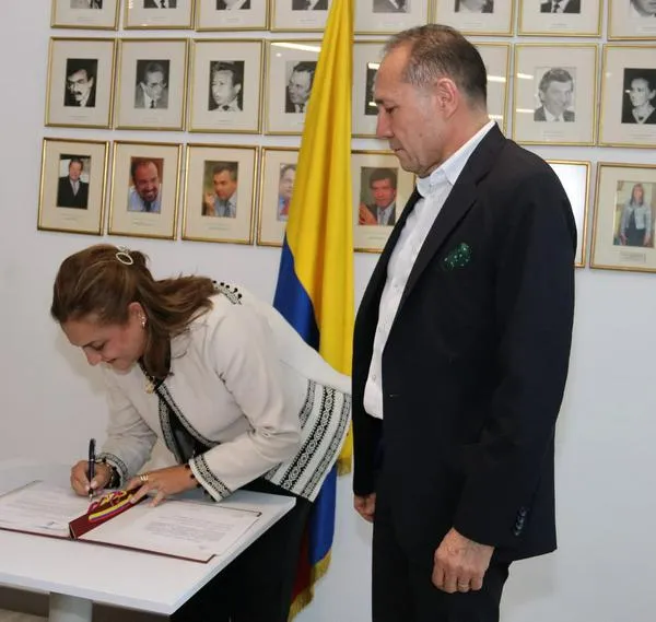 Exministro Antonio Sanguino mandó mensaje a funcionaria de De la Espriella