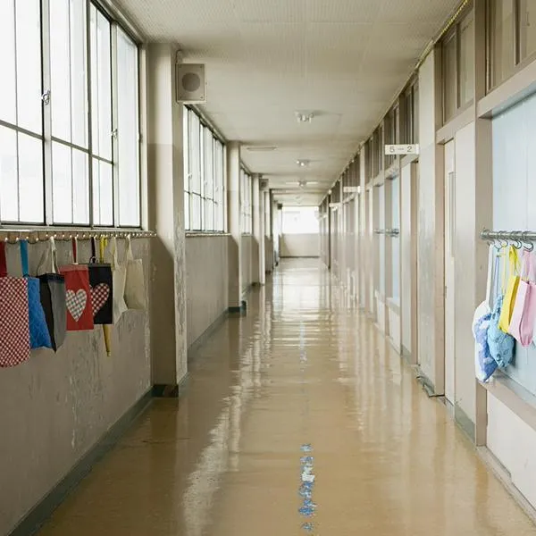 Capturan a hombre que estaba atacando con espada a personas en un colegio