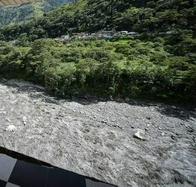 Derrumbes y crecientes en Guayabetal: piden ayuda urgente al Gobierno Nacional