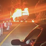 Incendian bus en vía La Unión-Sonsón, Antioquia; bajaron a pasajeros