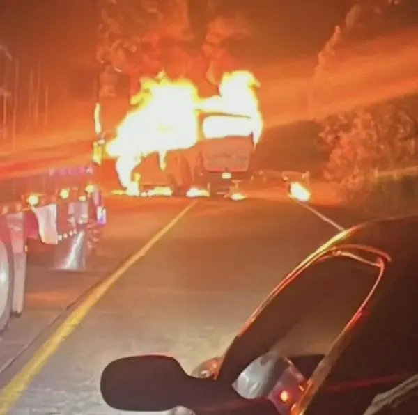Incendian bus en vía La Unión-Sonsón, Antioquia; bajaron a pasajeros