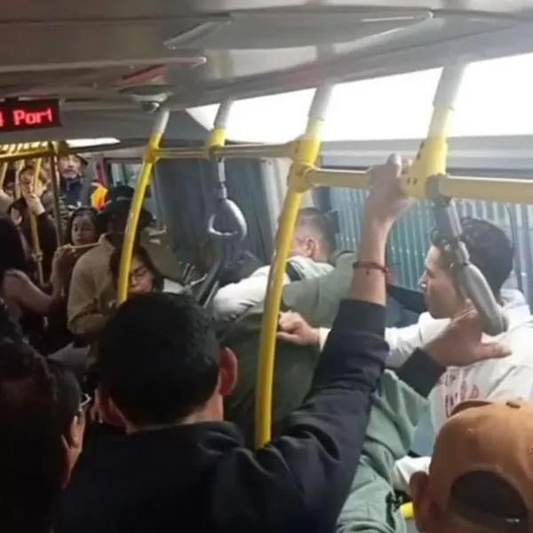 Momento en el que dos hombres se fueron a los golpes en Transmilenio