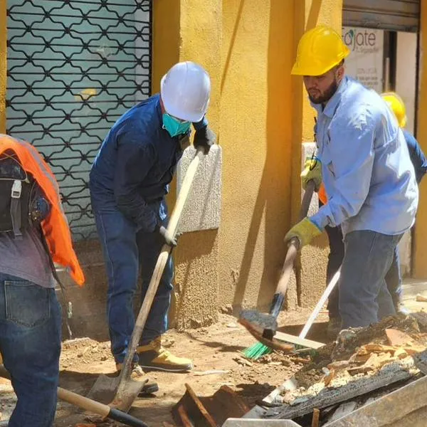 A punta de pala, obreros despejan la carrera 6.ª tras el terremoto