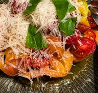 Ensalada de tomate y albahaca fresca: receta fácil de verano