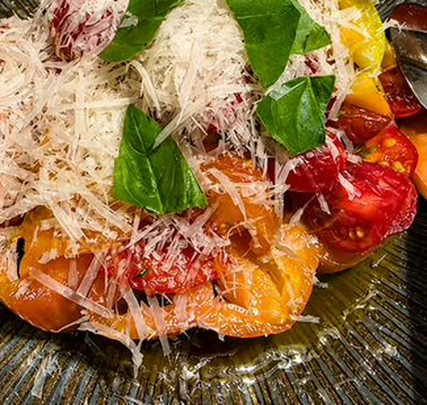 Ensalada de tomate y albahaca fresca: receta fácil de verano
