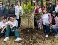 Jardín Botánico de Bogotá replantó 31 árboles y arbustos en el parque exterior del bosque urbano de San Carlos 