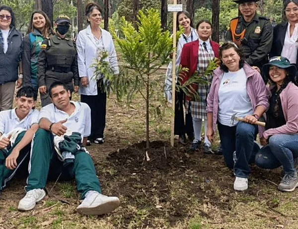 Jardín Botánico de Bogotá replantó 31 árboles y arbustos en el parque exterior del bosque urbano de San Carlos 
