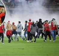 Violencia entre hinchas paralizó Santa Fe-América en El Campín: 17 personas resultaron heridas