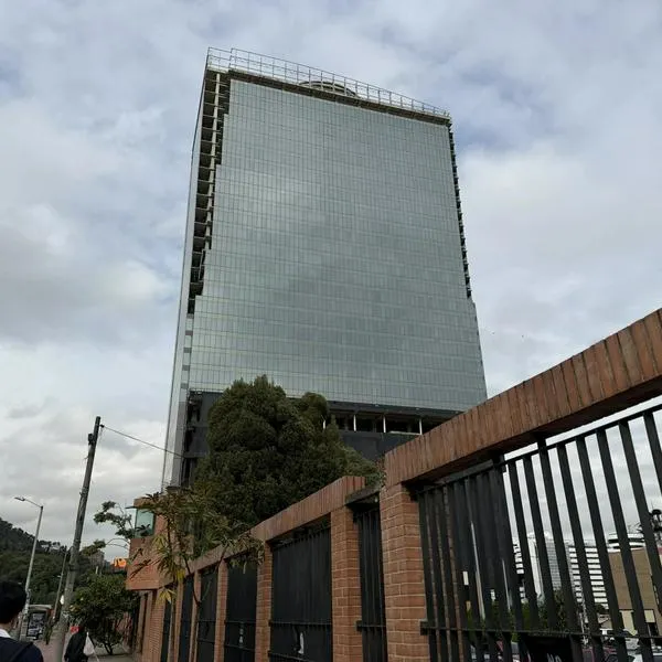 Edificio de la séptima con 100