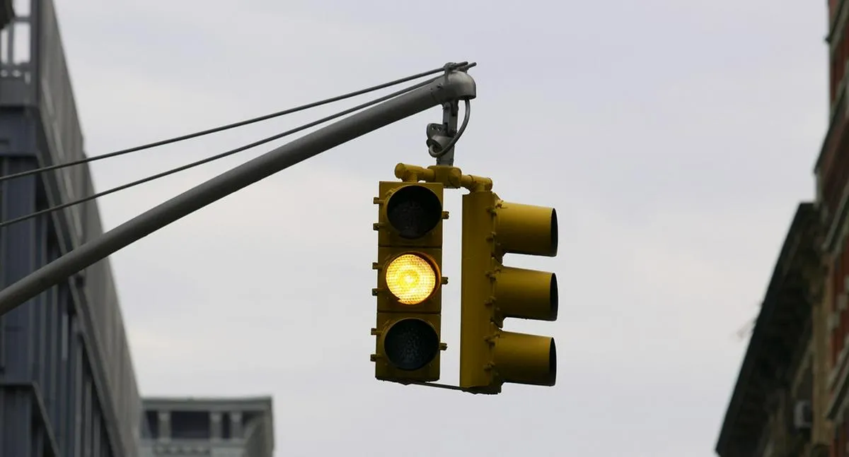 La millonaria multa por pasarse el semáforo en amarillo que pocos conocen