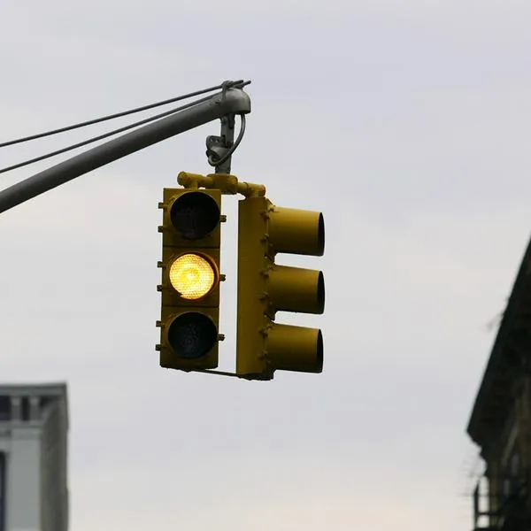 La millonaria multa por pasarse el semáforo en amarillo que pocos conocen
