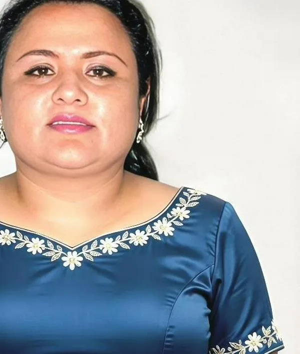 La hicieron salir de la casa y le dispararon