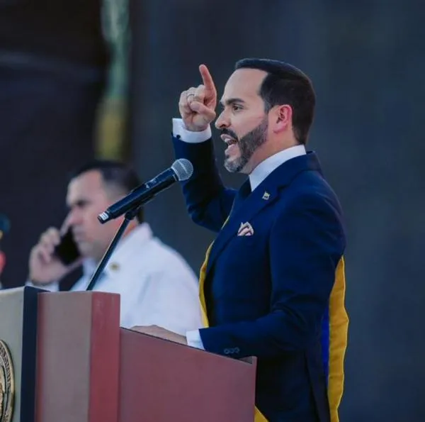 Conozca los detalles de la grave advertencia sobre la seguridad del presidente Abelardo De La Espriella y los recientes golpes de la Fuerza Pública.