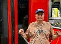 Un hombre completa cinco días encadenado a una buseta en Ibagué