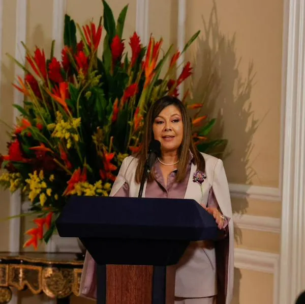Conozca los detalles de la primera denuncia penal interpuesta contra la fiscal general, Luz Adriana Camargo, tras las revelaciones de presuntas presiones. 