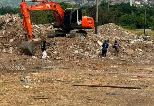 Entre los escombros aparecen recuerdos de las víctimas del terremoto en Cali