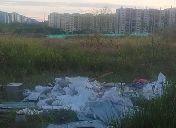 Motocargueros están usando lote como botadero de escombros en Ibagué
