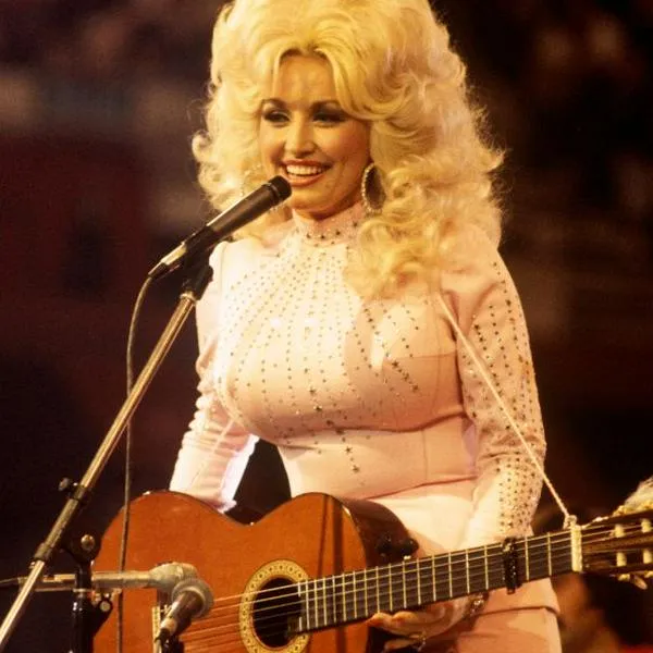 Murió Dolly Parton a los 80 años, una leyenda de la música country