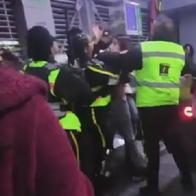 Pelea de mujer con guardias en Transmilenio quedó en imágenes