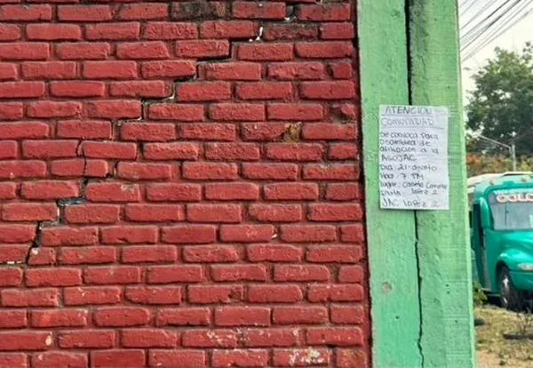 Padres protestan por riesgos en colegio afectado por el terremoto en el oriente de Cali