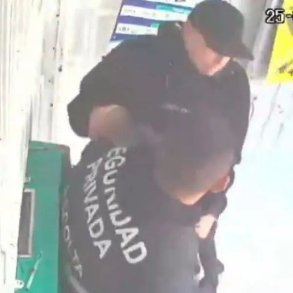 Cámara captó violento asalto a guardas de carro de valores en Bogotá