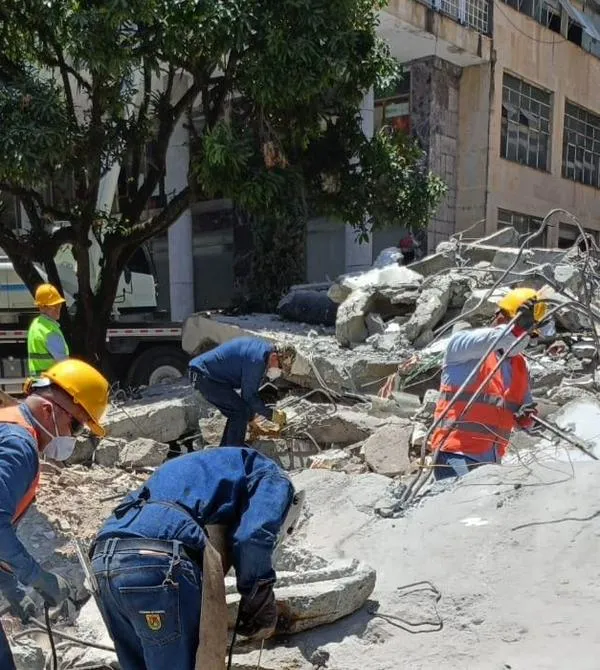 LOS OBREROS DEL MUNICIPIO DE PEREIRA SE HAN DESTACADO CON SU TRABAJO LUEGO DEL TERREMOTO DEL 10 DE AGOSTO