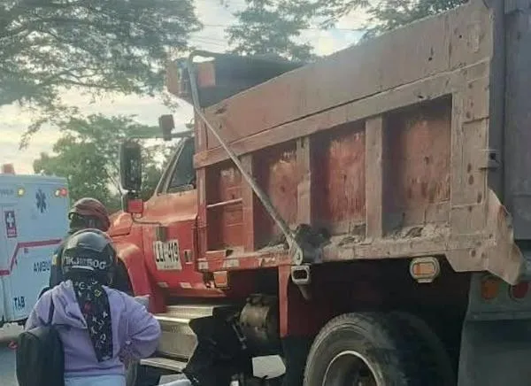 Accidente en vía del Tolima: motociclista fue arrollada por una volqueta