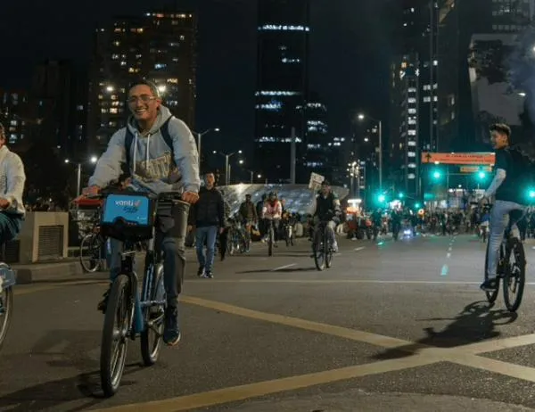 ¡Pilas! Recuerda que hoy jueves 27 de agosto es la Ciclovía Nocturna en Bogotá: programa tus recorridos y evita contratiempos 