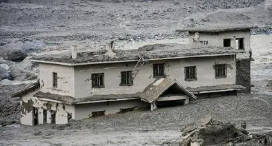 An aftermath view of flash floods and mudslides alTragedia y avalancha en Nepal: qué se sabe de los colombianosong the Trishuli River in Nuwakot, Nepal, on August 26, 2026. A flash flood swept through Nepal's northern border region after an ice-and-rock avalanche, reportedly triggered by an earthquake, caused a sudden surge in the Lhende River on the Nepal-China border and sent large volumes of water, mud and debris downstream into the Bhote Koshi and Trishuli river systems. The event damaged settlements in Rasuwa and Nuwakot districts, sweeping away homes, roads, bridges, vehicles and other infrastructure and damaging hydropower and power facilities. In Nuwakot, riverside settlements including Trishuli Bazaar, Devighat, Betrawati and surrounding areas suffered damage, with homes swept away and large quantities of mud and debris deposited across communities. The flood also disrupted communications and transportation routes and prompted authorities to evacuate vulnerable riverside communities and issue warnings along the Bhote Koshi, Trishuli and Narayani rivers. The death toll from the disaster had climbed to 97, while at least 384 tourists and travelers, including foreign nationals, as well as soldiers and police personnel, were reported missing as search-and-rescue operations continued. Nepal Army, Armed Police Force and Nepal Police personnel were deployed to affected areas, while rescue operations were also underway on the Chinese side of the border. Authorities continued to assess the scale of casualties and destruction as access to several affected areas remained difficult because of damaged roads, bridges, heavy sediment and continuing flood risks. The disaster has been described as one of the most severe sudden flood events to strike the Nepal-China border region in recent years. (Photo by Safal Prakash Shrestha/NurPhoto via Getty Images)