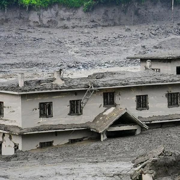 An aftermath view of flash floods and mudslides alTragedia y avalancha en Nepal: qué se sabe de los colombianosong the Trishuli River in Nuwakot, Nepal, on August 26, 2026. A flash flood swept through Nepal's northern border region after an ice-and-rock avalanche, reportedly triggered by an earthquake, caused a sudden surge in the Lhende River on the Nepal-China border and sent large volumes of water, mud and debris downstream into the Bhote Koshi and Trishuli river systems. The event damaged settlements in Rasuwa and Nuwakot districts, sweeping away homes, roads, bridges, vehicles and other infrastructure and damaging hydropower and power facilities. In Nuwakot, riverside settlements including Trishuli Bazaar, Devighat, Betrawati and surrounding areas suffered damage, with homes swept away and large quantities of mud and debris deposited across communities. The flood also disrupted communications and transportation routes and prompted authorities to evacuate vulnerable riverside communities and issue warnings along the Bhote Koshi, Trishuli and Narayani rivers. The death toll from the disaster had climbed to 97, while at least 384 tourists and travelers, including foreign nationals, as well as soldiers and police personnel, were reported missing as search-and-rescue operations continued. Nepal Army, Armed Police Force and Nepal Police personnel were deployed to affected areas, while rescue operations were also underway on the Chinese side of the border. Authorities continued to assess the scale of casualties and destruction as access to several affected areas remained difficult because of damaged roads, bridges, heavy sediment and continuing flood risks. The disaster has been described as one of the most severe sudden flood events to strike the Nepal-China border region in recent years. (Photo by Safal Prakash Shrestha/NurPhoto via Getty Images)