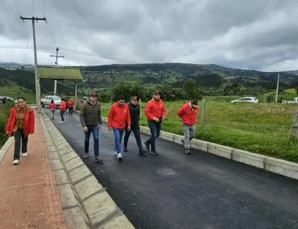 Bogotá entregó vía que mejora acceso al Colegio Rural Pasquilla, sede El Rubí en Ciudad Bolívar  