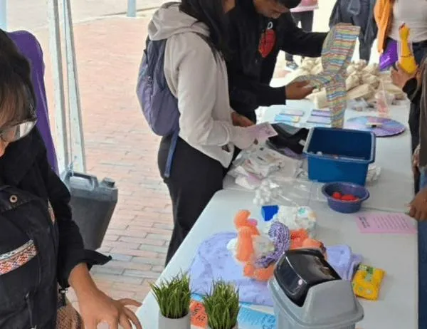 ¿Quién cuida en casa? Bogotá promueve las nuevas masculinidades como forma de asumir el cuidado 