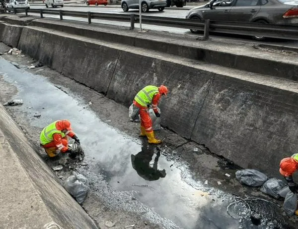 Retiradas 45 toneladas de residuos del Canal Boyacá en la avenida Boyaca en Bogotá 