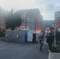 Accidente múltiple en el norte de Bogotá entre automóvil, bus escolar y camión