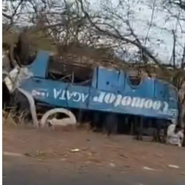 Bus de Coomotor se volteó en la ruta Bogotá-Neiva: imagen de cómo quedó