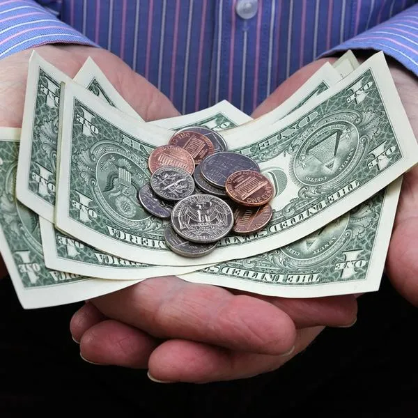 Caída de dólar golpea a exportadores en Colombia: café y flores se afectan