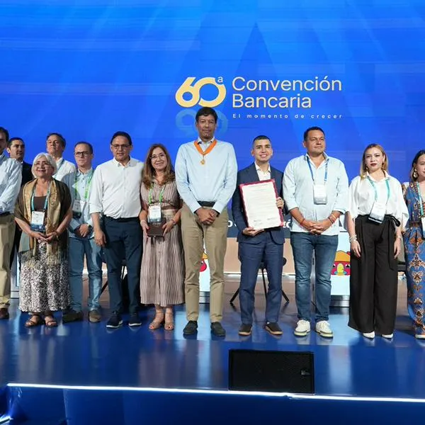 Asobancaria recibe doble condecoración del Congreso durante celebración