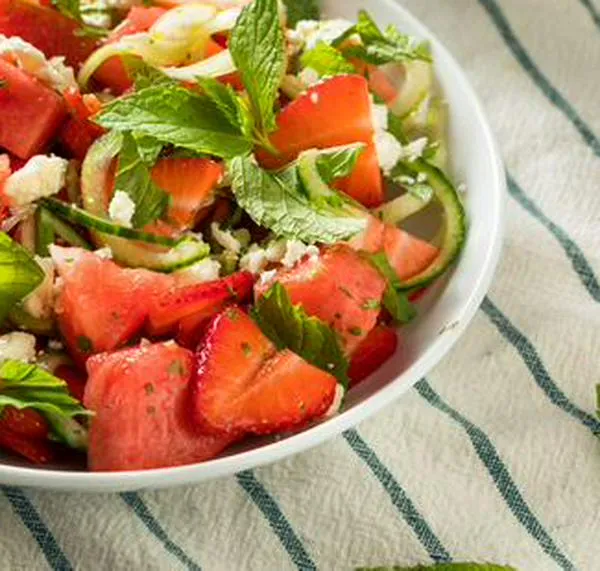 Ensalada tropical de sandía con mango y maracuyá