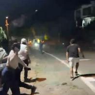 Momento en el que unas personas lanzan piedras contra motociclistas en la vía Mosquera-La Mesa