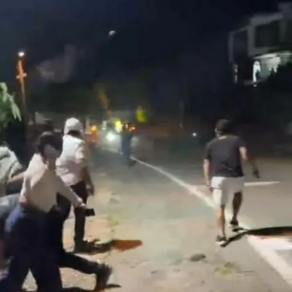 Momento en el que unas personas lanzan piedras contra motociclistas en la vía Mosquera-La Mesa
