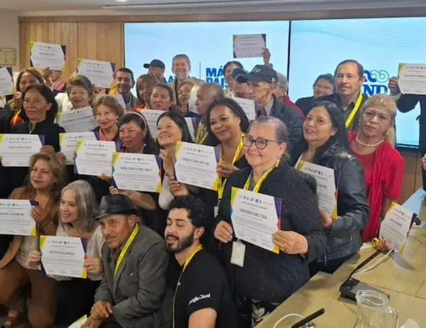Personas mayores se graduaron de la Escuela Distrital de Emprendimiento en Bogotá 
