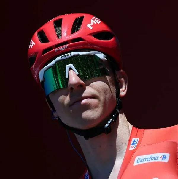 Tadej Pogacar reapareció con foto desde hospital tras caída en Vuelta a España