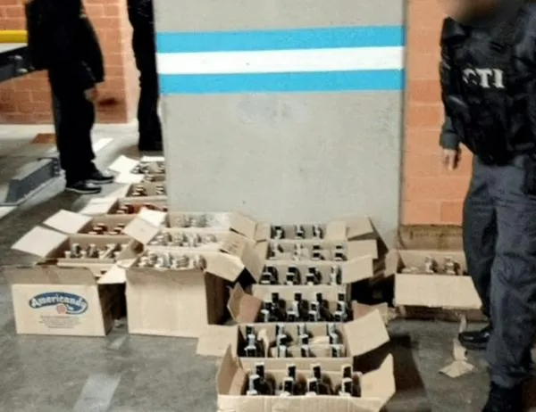 Más de 8.500 botellas de licor presuntamente adulterado fueron incautadas en Los Mártires y Santa Fe  