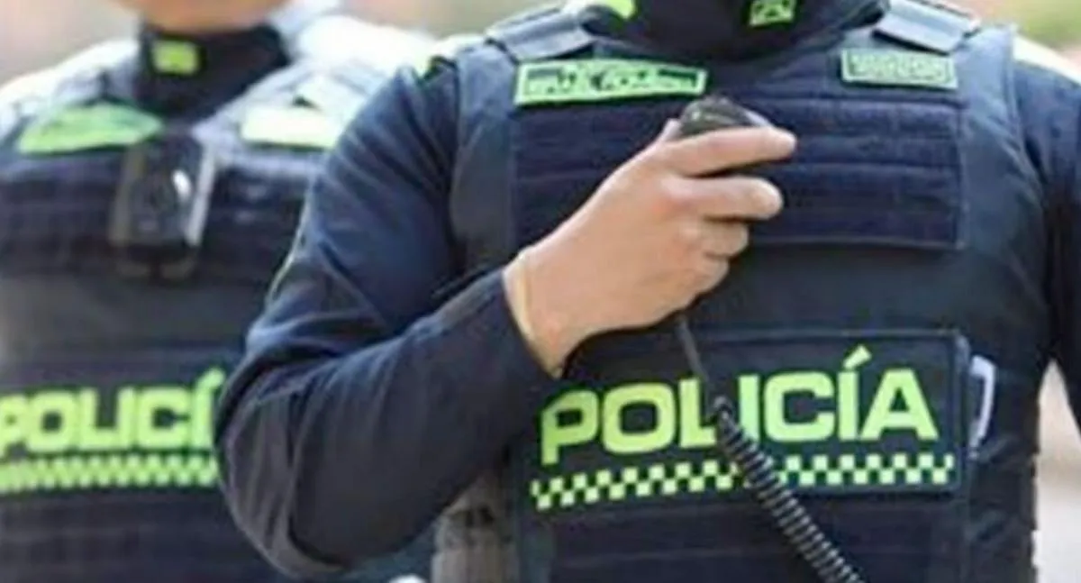 Policía que se quedó dormido en turno se arropó con la bandera y fue condenado