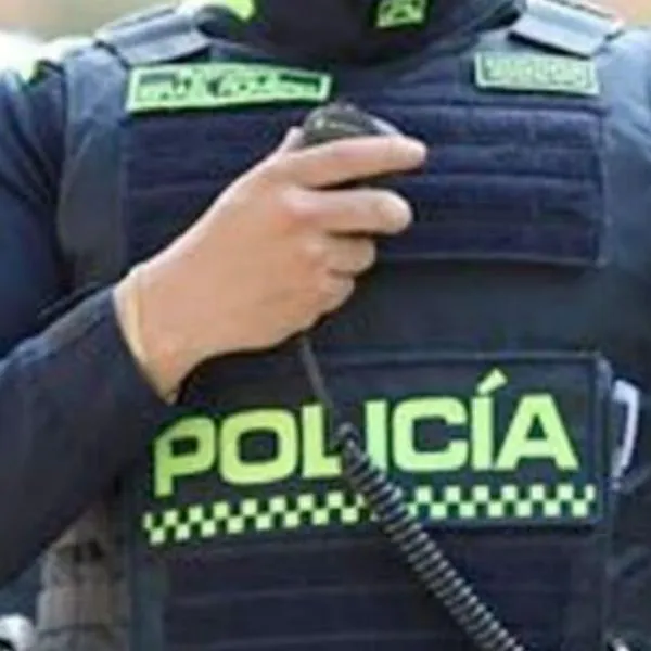 Policía que se quedó dormido en turno se arropó con la bandera y fue condenado