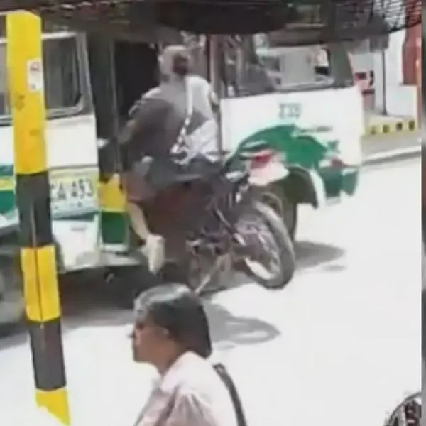 Video: motociclista en Buga sufrió fuerte accidente y terminó metido en un bus