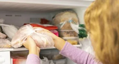 ¿Por qué no guardar carne cruda en la nevera dentro de bolsas plásticas?