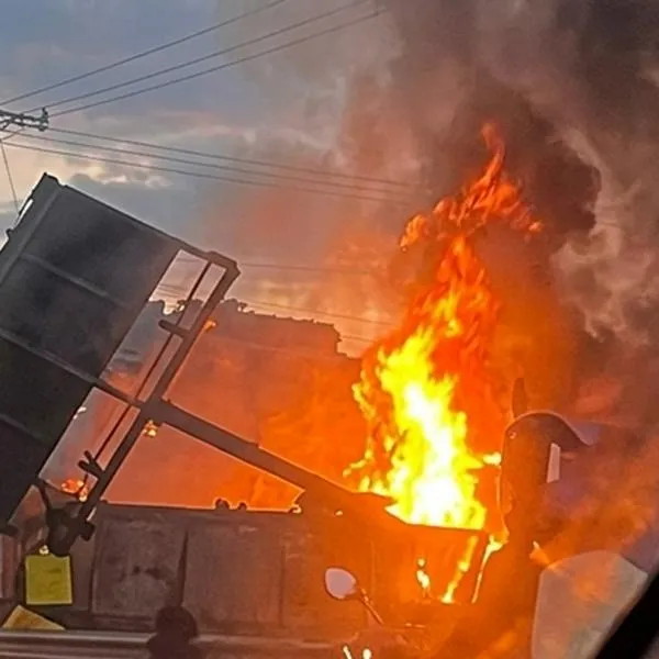 Incendio de gran magnitud arrasa con bodega en Bogotá: Bomberos trabajan