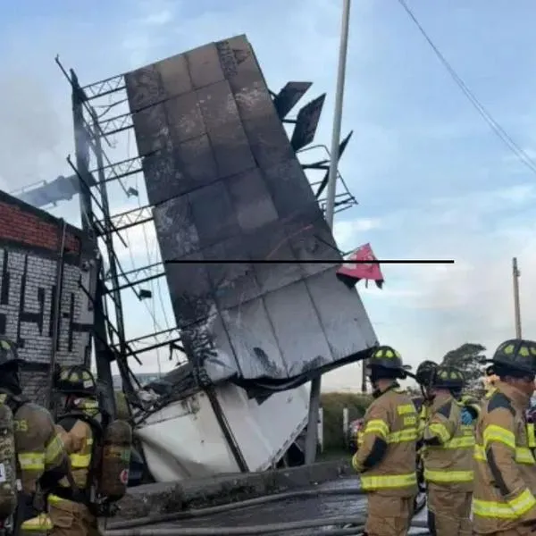 Un incendio en una bodega de Fontibón, Bogotá, destruyó camiones y un vehículo de 400 millones de pesos. Conoce los detalles de la emergencia.