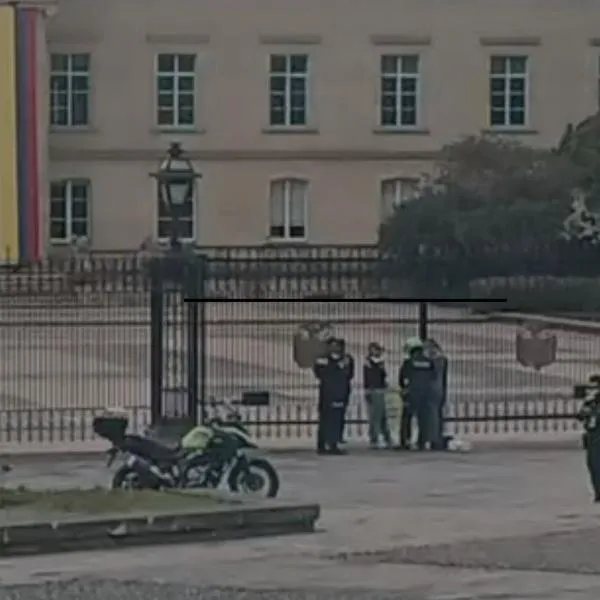 Dos policías procedentes de Cúcuta y próximos a jubilarse se esposaron frente a Casa de Nariño para denunciar corrupción y exigir hablar con el presidente